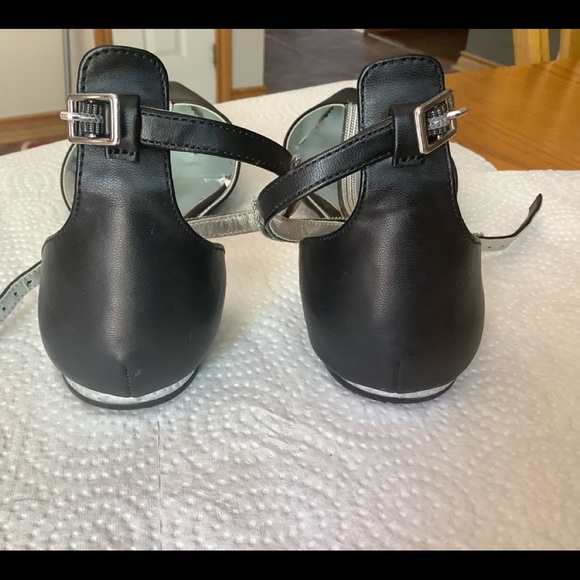 Guess Shoes - Picture 4 of 5